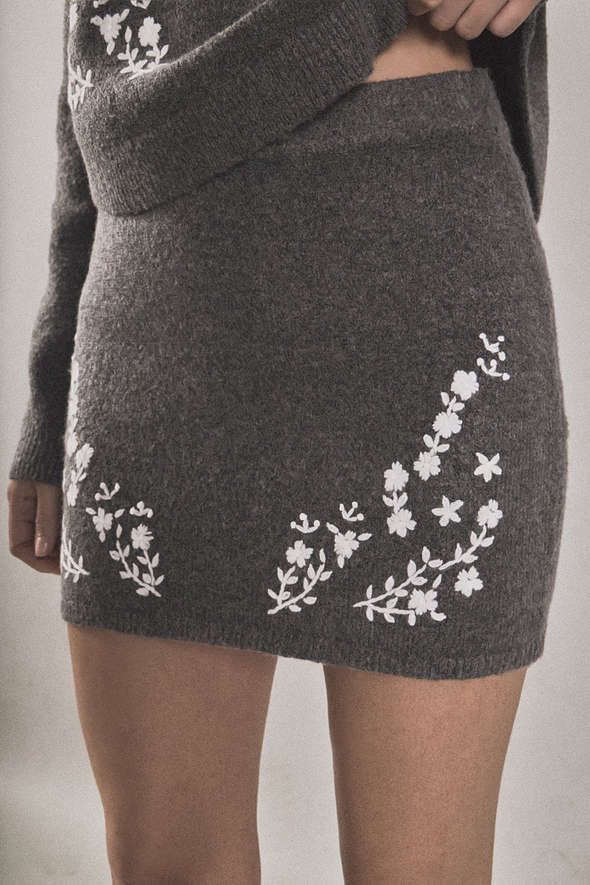 Floral Embroidered Low-waist Knit Mini Skirt