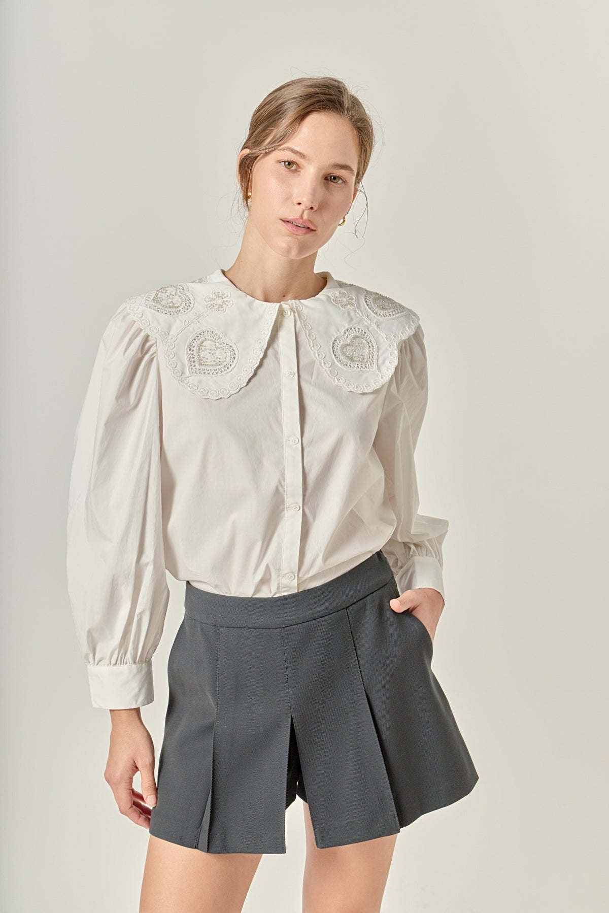 Scallop-embroidered large collar blouse