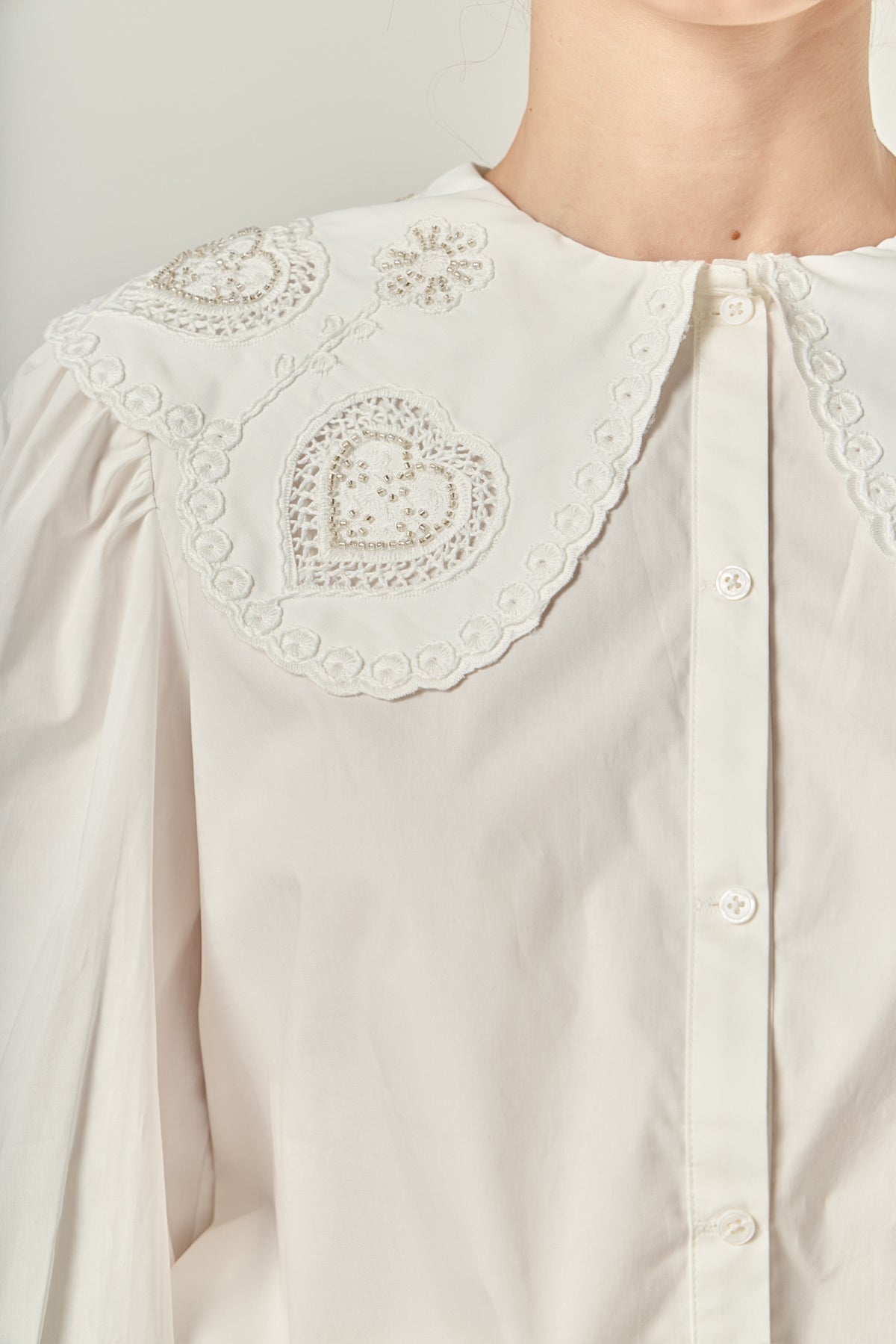 Scallop-embroidered large collar blouse